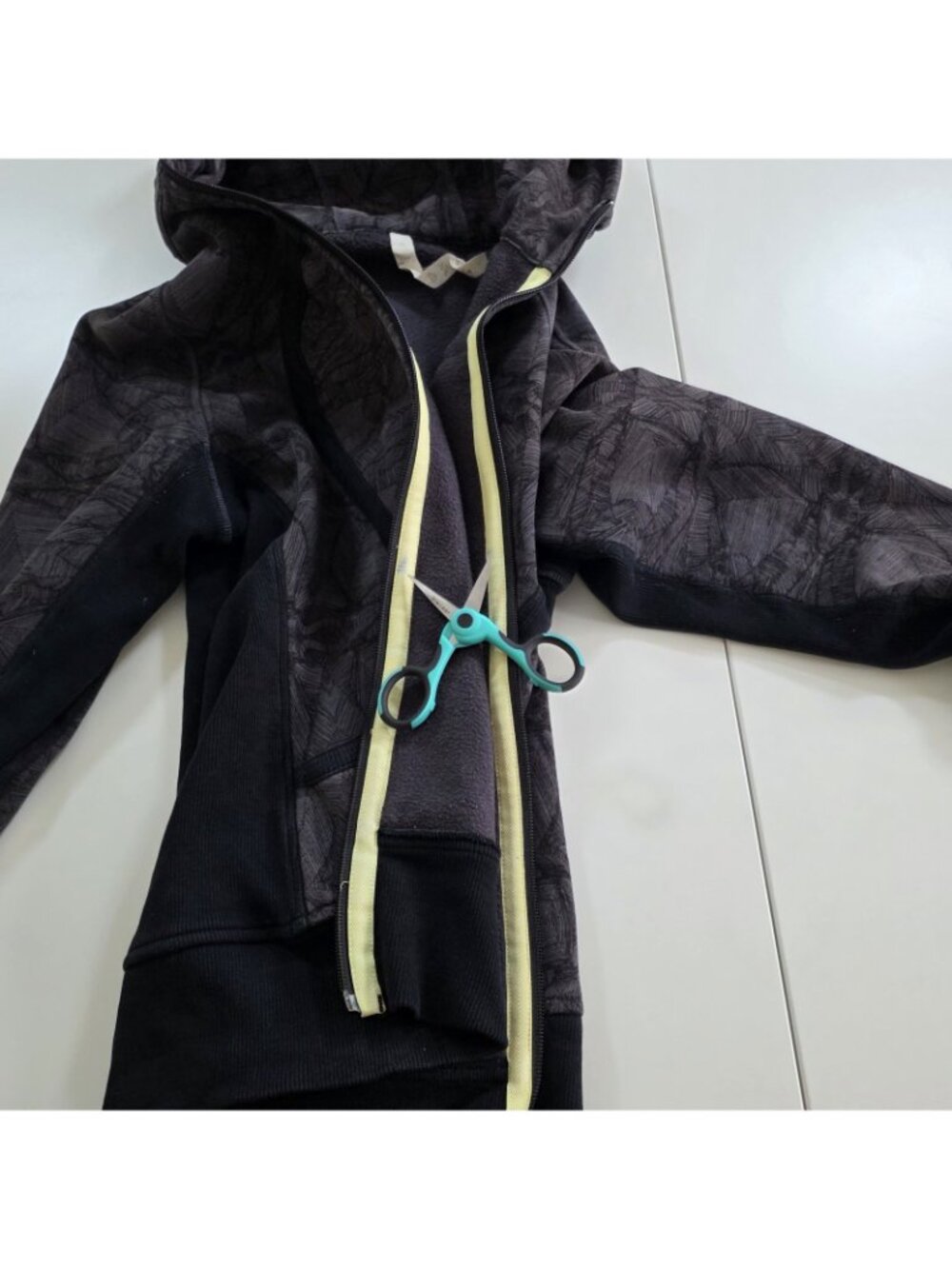 Lululemon Scuba Hoodie Womens 12 Black Gray Zip Abstract Fleece Inside Logo Yoga - Picture 14 of 16